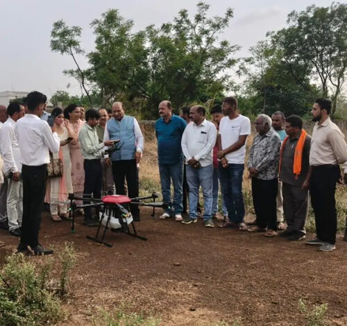 पैक्स गोढ़ी में ड्रोन से उर्वरक छिड़काव का सफल प्रदर्शन पैक्स गोढ़ी में ड्रोन से उर्वरक छिड़काव का सफल प्रदर्शन