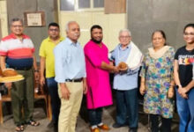 भूल-चूक लेनी देनी नाटक के मंचन की पार्टी के साथ मनाया गया गुरुपूर्णिमा पर्व, अनिल- अपर्णा कालेले सम्मानित