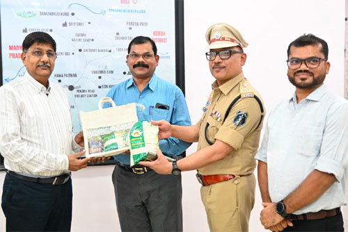 महिला स्व-सहायता समूहों के विष्णु भोग चावल की खुशबू पहुंची पुलिस मुख्यालय तक महिला स्व-सहायता समूहों के विष्णु भोग चावल की खुशबू पहुंची पुलिस मुख्यालय तक
