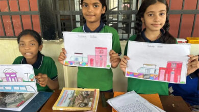 सरोना के स्कूली बच्चों ने निबंध और चित्रकारी के माध्यम से उकेरी विकसित भारत के आधुनिक स्टेशन की तस्वीर सरोना के स्कूली बच्चों ने निबंध और चित्रकारी के माध्यम से उकेरी विकसित भारत के आधुनिक स्टेशन की तस्वीर