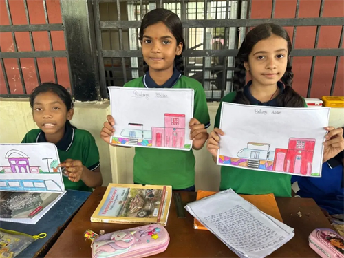 सरोना के स्कूली बच्चों ने निबंध और चित्रकारी के माध्यम से उकेरी विकसित भारत के आधुनिक स्टेशन की तस्वीर