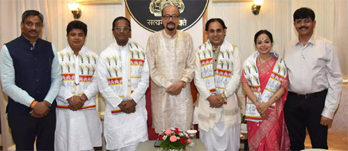 राज्यपाल से मिले असम के शास्त्रीय नृत्य कलाकार, डेका ने किया राजकीय गमछा व स्मृति चिन्ह भेंटकर सम्मानित राज्यपाल से मिले असम के शास्त्रीय नृत्य कलाकार, डेका ने किया राजकीय गमछा व स्मृति चिन्ह भेंटकर सम्मानित