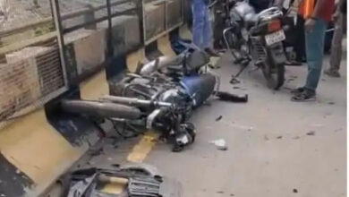 आमानाका फ्लाईओवर पर कार ने लोगों को लिया चपेट में, कई घायल