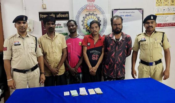 4 जुआरी गिरफ्तार, नकदी व ताश की गड्डी जब्त