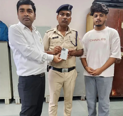 खोया हुआ आईफोन लौटाकर रेलवे ने जीता यात्री का विश्वास खोया हुआ आईफोन लौटाकर रेलवे ने जीता यात्री का विश्वास