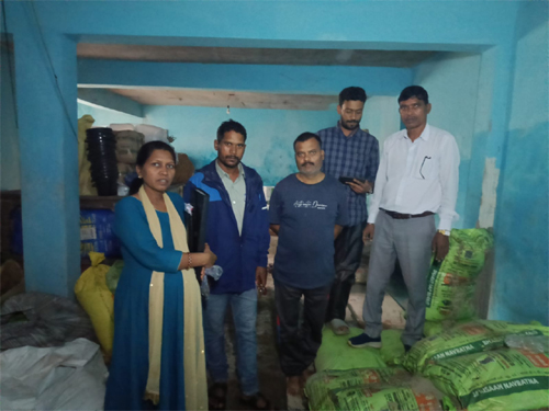 जशपुर में बिना लाइसेंस और बिना पीओएस मशीन के उर्वरक बिक्री पर 79 बोरी उर्वरक जब्त जशपुर में बिना लाइसेंस और बिना पीओएस मशीन के उर्वरक बिक्री पर 79 बोरी उर्वरक जब्त