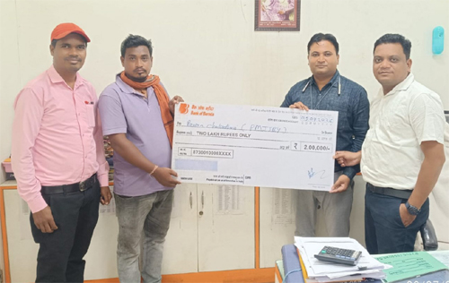 प्रधानमंत्री जीवन ज्योति बीमा योजना से परिवार को मिला 2 लाख की बीमा राशि प्रधानमंत्री जीवन ज्योति बीमा योजना से परिवार को मिला 2 लाख की बीमा राशि