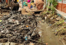 लोधी चौक के समीप नाली पर बनाये पाटों पर चला निगम का बुलडोजर, 1 डम्पर कचरा निकला बाहर