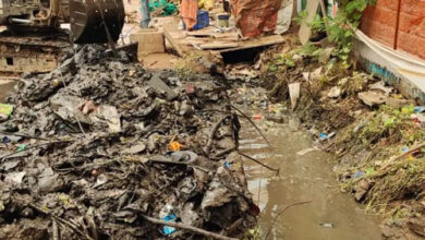 लोधी चौक के समीप नाली पर बनाये पाटों पर चला निगम का बुलडोजर, 1 डम्पर कचरा निकला बाहर लोधी चौक के समीप नाली पर बनाये पाटों पर चला निगम का बुलडोजर, 1 डम्पर कचरा निकला बाहर