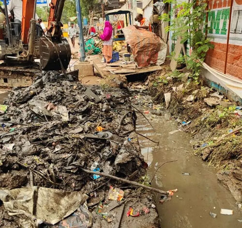 लोधी चौक के समीप नाली पर बनाये पाटों पर चला निगम का बुलडोजर, 1 डम्पर कचरा निकला बाहर