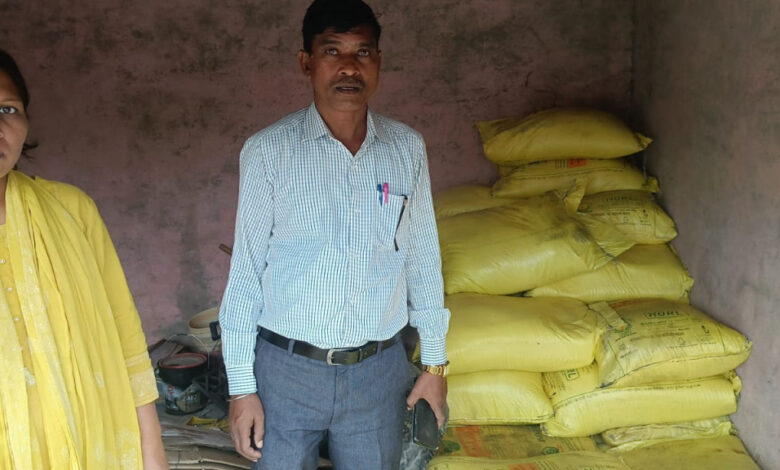 बिना लाइसेंस खाद बेचने पर 141 बोरी उर्वरक जब्त, जांच के बाद होगी एफआईआर