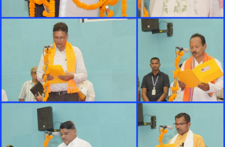 नगर निगम कोरबा में नए एल्डरमैन ने ली शपथ, कलेक्टर दुदावत ने दिलाई शपथ नगर निगम कोरबा में नए एल्डरमैन ने ली शपथ, कलेक्टर दुदावत ने दिलाई शपथ