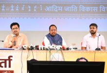 मंत्री नेताम एवं प्रमुख सचिव बोरा प्रेस कॉन्फ्रेंस को संबोधित करते हुए