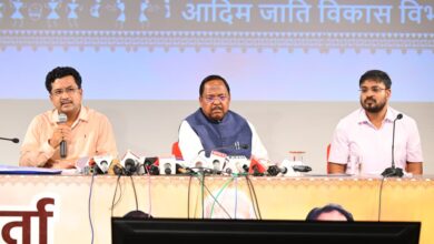 मंत्री नेताम एवं प्रमुख सचिव बोरा प्रेस कॉन्फ्रेंस को संबोधित करते हुए