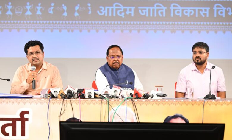 मंत्री नेताम एवं प्रमुख सचिव बोरा प्रेस कॉन्फ्रेंस को संबोधित करते हुए