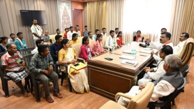 उप मुख्यमंत्री शर्मा ने नक्सल प्रकरणों की वापसी को लेकर बस्तर के युवाओं से की मुलाकात