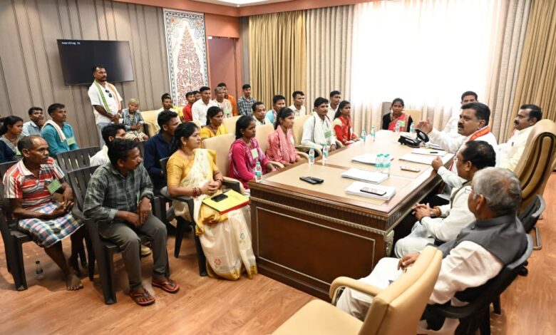 उप मुख्यमंत्री शर्मा ने नक्सल प्रकरणों की वापसी को लेकर बस्तर के युवाओं से की मुलाकात