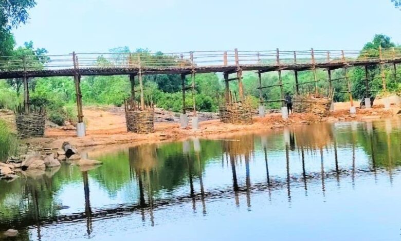 नक्सलवाद पर भारी पड़ी विकास की राह- नारायणपुर के दुर्गम क्षेत्र में आईटीबीपी ने ग्रामीणों के साथ मिलकर 250 फीट लंबा पुल किया खड़ा नक्सलवाद पर भारी पड़ी विकास की राह- नारायणपुर के दुर्गम क्षेत्र में आईटीबीपी ने ग्रामीणों के साथ मिलकर 250 फीट लंबा पुल किया खड़ा