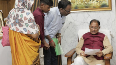 मुख्यमंत्री ने बगिया में जनदर्शन कर सुनी आमजनों की समस्याएं, आवेदनों के त्वरित व गंभीर निराकरण के दिए निर्देश मुख्यमंत्री ने बगिया में जनदर्शन कर सुनी आमजनों की समस्याएं, आवेदनों के त्वरित व गंभीर निराकरण के दिए निर्देश