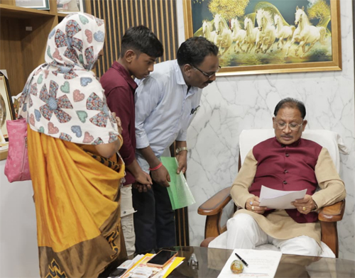मुख्यमंत्री ने बगिया में जनदर्शन कर सुनी आमजनों की समस्याएं, आवेदनों के त्वरित व गंभीर निराकरण के दिए निर्देश