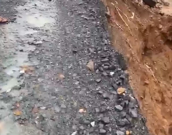 भोपालपटनम से तेलंगाना को जोडऩे वाला प्रमुख सड़क संपर्क हुआ बाधित