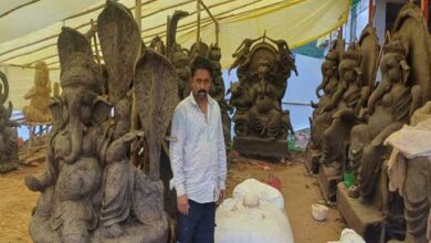 प्रधानमंत्री के मन की बात से प्रेरित मूर्तिकार मिट्टी से गढ़ रहे गणेश व दुर्गा प्रतिमाएं