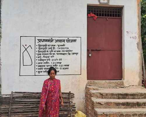 जशपुर की फूलमती ठाकुर की बदली जिंदगी, कच्चे मकान से पक्के आशियाने तक का सफर बना प्रेरणा जशपुर की फूलमती ठाकुर की बदली जिंदगी, कच्चे मकान से पक्के आशियाने तक का सफर बना प्रेरणा