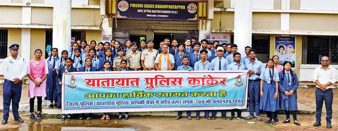 ट्रिपल ई अभियान चलाकर सड़क सुरक्षा के लिए 100 पेड़ों पर लगाए रेडियम स्टिकर