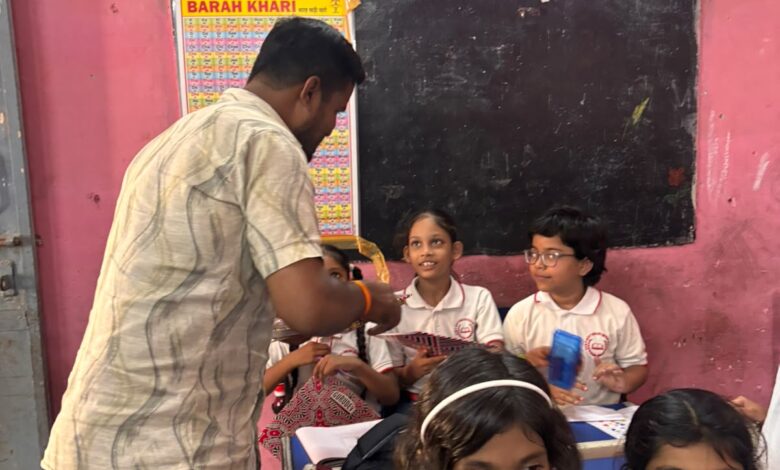 दुर्ग शहर में स्कूली बच्चों के लिए जिले में पहला न्योता भोजन जन समर्पण सेवा सँस्था ने कराया