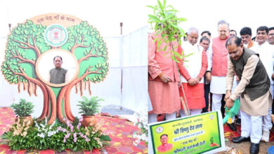 विस परिसर में मुख्यमंत्री साय और विस अध्यक्ष सिंह ने लगाया रुद्राक्ष का पौधा