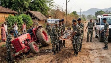 ट्रैक्टर के नीचे दबे चालक को जवानों ने अस्पताल पहुंचाया ट्रैक्टर के नीचे दबे चालक को जवानों ने अस्पताल पहुंचाया