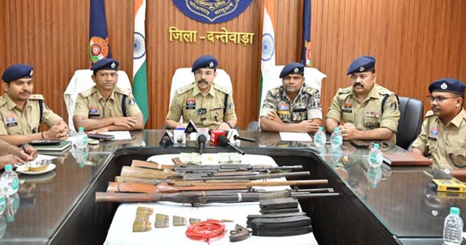 दंतेवाड़ा में नक्सली डंप से 116 ग्राम सोना, 2 लाख नकद, हथियार व विस्फोटक बरामद दंतेवाड़ा में नक्सली डंप से 116 ग्राम सोना, 2 लाख नकद, हथियार व विस्फोटक बरामद