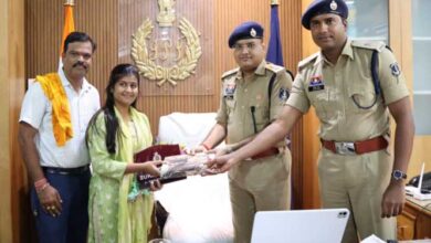 सुकमा एसपी ने एमएससी में 90.50 प्रतिशत अंक लाने वाली मुस्कान का किया सम्मान