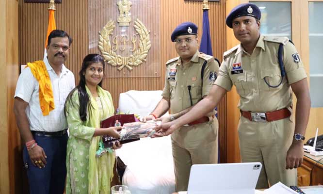 सुकमा एसपी ने एमएससी में 90.50 प्रतिशत अंक लाने वाली मुस्कान का किया सम्मान सुकमा एसपी ने एमएससी में 90.50 प्रतिशत अंक लाने वाली मुस्कान का किया सम्मान