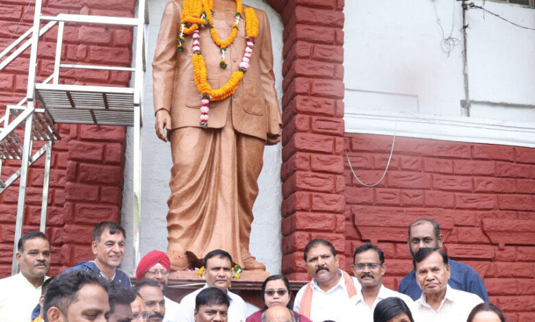 डॉ. श्यामा प्रसाद मुखर्जी की जयंती पर वन मंत्री ने अर्पित की पुष्पांजलि डॉ. श्यामा प्रसाद मुखर्जी की जयंती पर वन मंत्री ने अर्पित की पुष्पांजलि