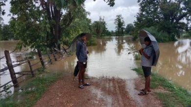 चंदनगिरी गांव के 15 बाढ़ प्रभावितों को प्राथमिक शाला भवन में पहुंचाया गया