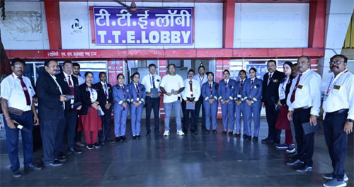 बिलासपुर मंडल की बेहतरीन पहल : सभी महिला सहित 140 टिकट चेकिंग कर्मचारियों को उपलब्ध कराये गए बॉडी वॉर्न कैमरे बिलासपुर मंडल की बेहतरीन पहल : सभी महिला सहित 140 टिकट चेकिंग कर्मचारियों को उपलब्ध कराये गए बॉडी वॉर्न कैमरे