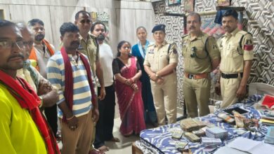 धान घोटाले का फरार आरोपी के घर पुलिस की दबिश, 16 लाख रुपये नगद जब्त, मिले कई सबूत, जांच शुरू धान घोटाले का फरार आरोपी के घर पुलिस की दबिश, 16 लाख रुपये नगद जब्त, मिले कई सबूत, जांच शुरू