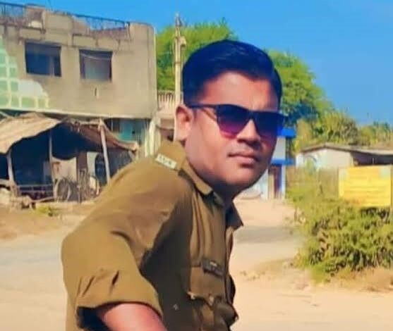 हसौद थाने के बैरक में आरक्षक ने लगाई फांसी हसौद थाने के बैरक में आरक्षक ने लगाई फांसी