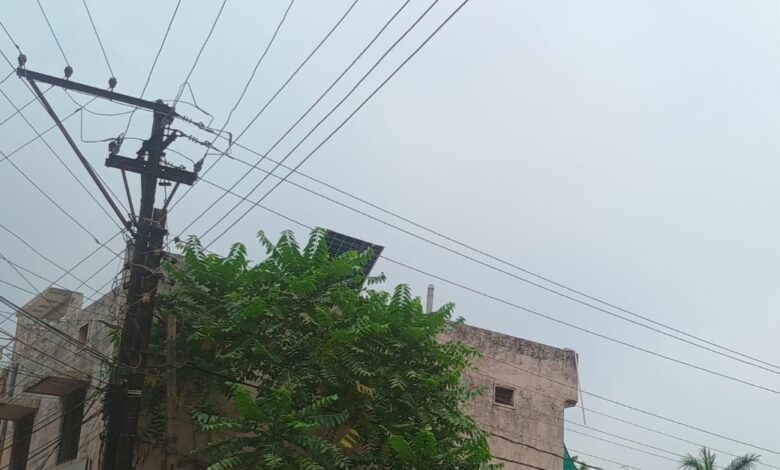 सोलर पैनल लगाते समय हादसा, हाईटेंशन तार की चपेट में आकर दो टेक्निशियन की मौत