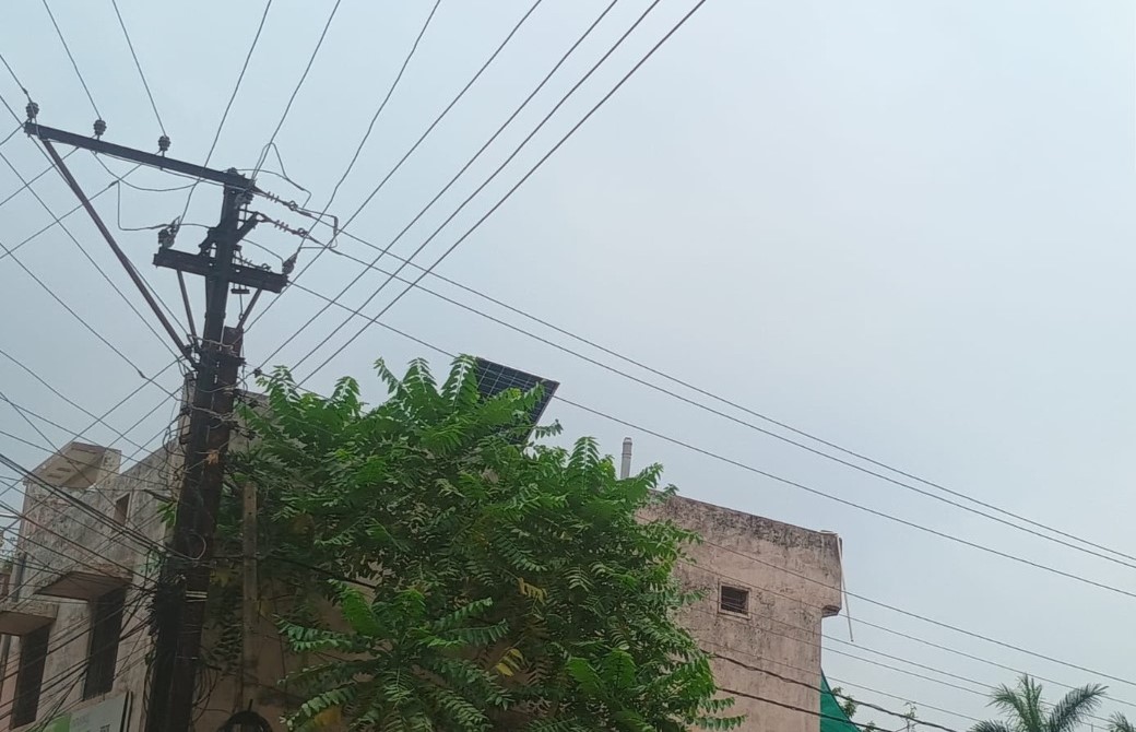 सोलर पैनल लगाते समय हादसा, हाईटेंशन तार की चपेट में आकर दो टेक्निशियन की मौत