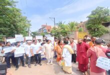 बिजली बिल और कटौती के विरोध में कांग्रेस का अनोखा प्रदर्शन, ट्रांसफार्मर के सामने पूजा