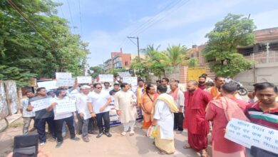 बिजली बिल और कटौती के विरोध में कांग्रेस का अनोखा प्रदर्शन, ट्रांसफार्मर के सामने पूजा