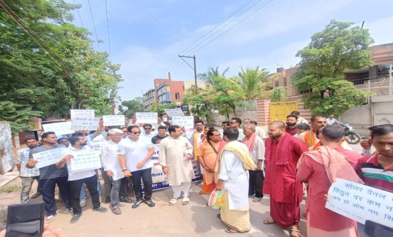 बिजली बिल और कटौती के विरोध में कांग्रेस का अनोखा प्रदर्शन, ट्रांसफार्मर के सामने पूजा