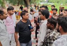 अंग्रेजी बोलने के विवाद से शुरू हुआ हंगामा, स्कूल में तीन घंटे चला प्रदर्शन