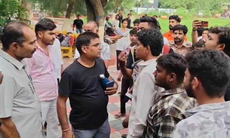 अंग्रेजी बोलने के विवाद से शुरू हुआ हंगामा, स्कूल में तीन घंटे चला प्रदर्शन