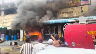 गोल बाजार में आग का तांडव, शॉर्ट सर्किट से भाटिया किराया भंडार जलने की आशंका गोल बाजार में आग का तांडव, शॉर्ट सर्किट से भाटिया किराया भंडार जलने की आशंका