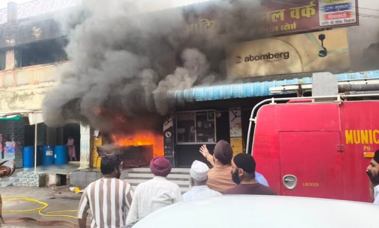 गोल बाजार में आग का तांडव, शॉर्ट सर्किट से भाटिया किराया भंडार जलने की आशंका गोल बाजार में आग का तांडव, शॉर्ट सर्किट से भाटिया किराया भंडार जलने की आशंका