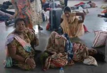स्वास्थ्य सेवाओं की लापरवाही का आरोप, स्टेशन पर महिला ने बच्चे को जन्म दिया