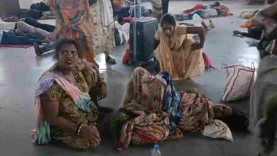 स्वास्थ्य सेवाओं की लापरवाही का आरोप, स्टेशन पर महिला ने बच्चे को जन्म दिया स्वास्थ्य सेवाओं की लापरवाही का आरोप, स्टेशन पर महिला ने बच्चे को जन्म दिया